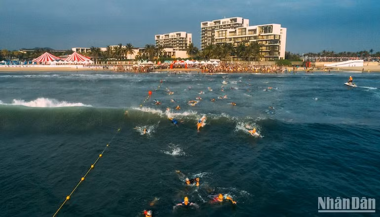 Giải VinFast IRONMAN 70.3 Việt Nam với gần 3.000 vận động viên đăng ký tranh tài. Trong ảnh là các vận động viên tranh tài ở nội dung bơi tại giải IRONMAN 70.3 Việt Nam năm 2023. (Ảnh: ANH ĐÀO)