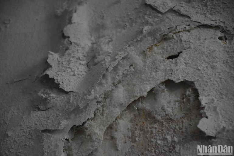 Cận cảnh hiện trạng xuống cấp tại khu vực trưng bày chính của Bảo tàng Điêu khắc Chăm. (Ảnh ANH ĐÀO)