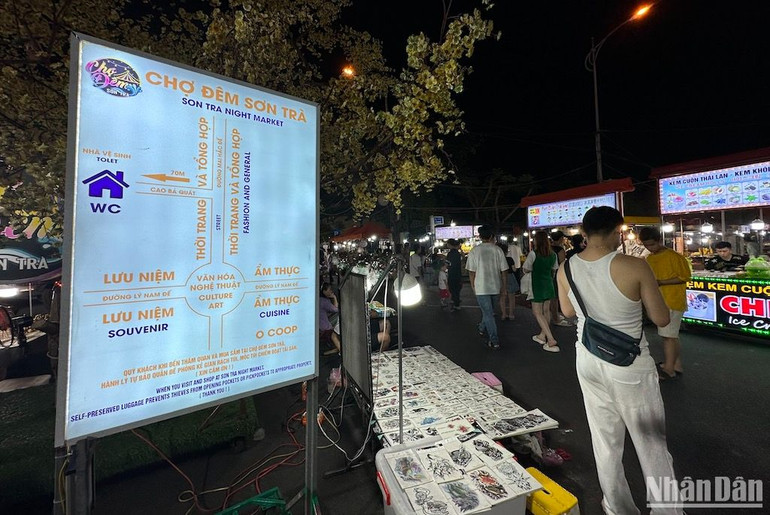 Chợ đêm Sơn Trà được đưa vào hoạt động vào tháng 9/2018, đây là chợ đêm đầu tiên được thí điểm tổ chức bài bản tại thành phố Đà Nẵng. (Ảnh ANH ĐÀO)