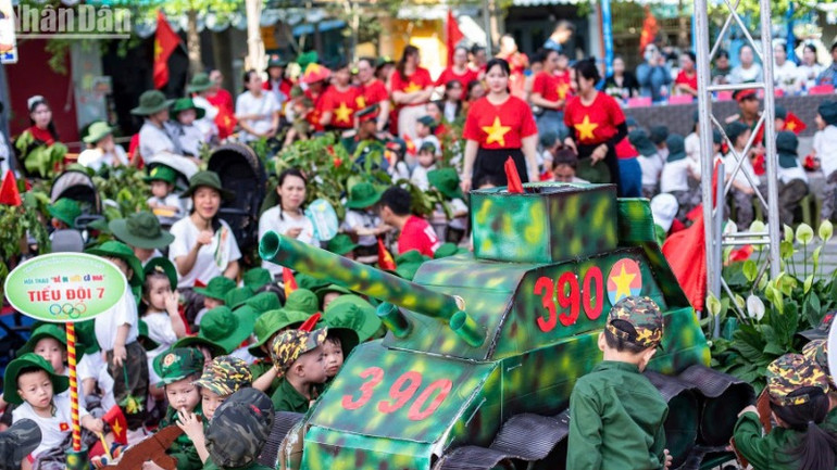 Hình ảnh xe tăng 390 húc đổ cổng Dinh trở thành biểu tượng cho chiến thắng ngày 30/4 được cô trò Trường mầm non Ngọc Lan tái hiện sinh động, ý nghĩa. (Ảnh: ANH ĐÀO)