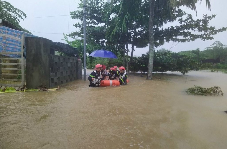 Nước dâng cao và chảy xiết.