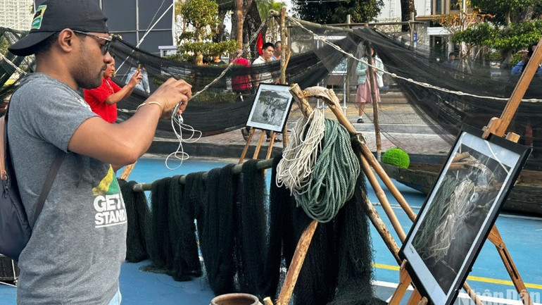 Du khách nước ngoài lưu lại những hình ảnh đẹp về làng chài Đà Nẵng. (Ảnh: ANH ĐÀO)