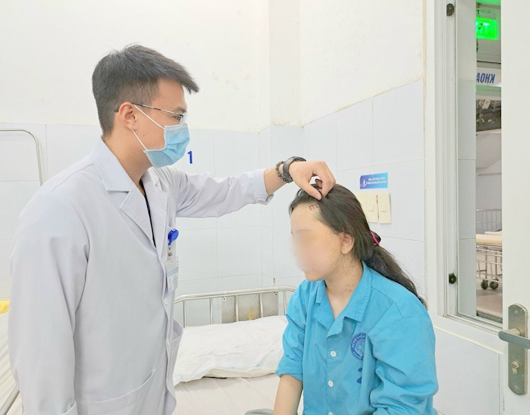 Bác sĩ thăm khám cho bệnh nhân sau phẫu thuật