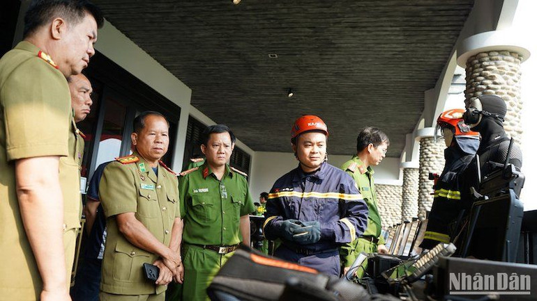 Các đại biểu tham quan khu vực trưng bày thiết bị phòng cháy, chữa cháy, cứu nạn cứu hộ của Việt Nam. (Ảnh ANH ĐÀO)