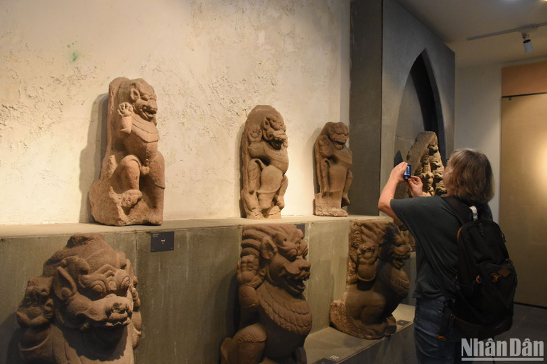 Các hiện vật đặt trực tiếp sát tường mốc rêu. (Ảnh ANH ĐÀO)