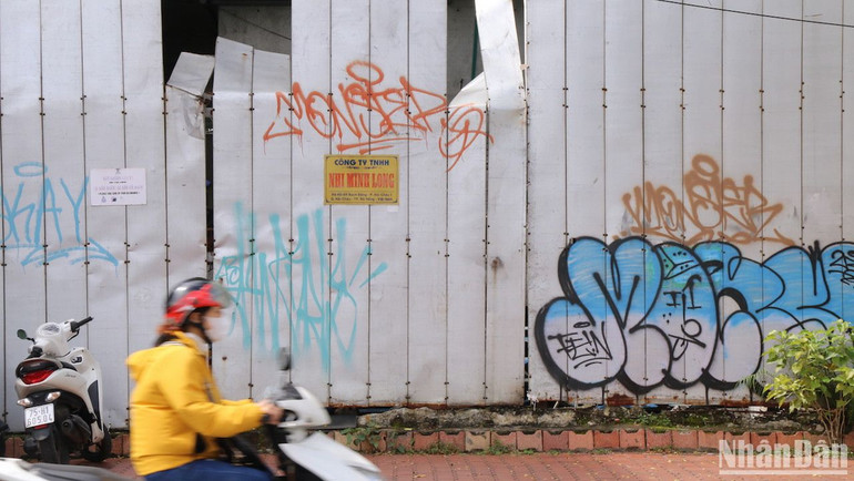 Đường Bạch Đằng đoạn khu vực gần chợ Hàn. Theo đại diện lãnh đạo Ủy ban nhân dân quận Hải Châu, thành phố Đà Nẵng, đã giao cho 13 phường trên toàn quận rà soát những nơi có tình trạng vẽ bậy, huy động Đoàn Thanh niên đi xóa các hình vẽ này. Đồng thời, tăng cường công tác kiểm tra, tuần tra. Quận cũng đã giao ngành công an địa phương phối hợp trích xuất các camera, truy xét các đối tượng có hành vi vẽ bậy để có biện pháp xử lý phù hợp.