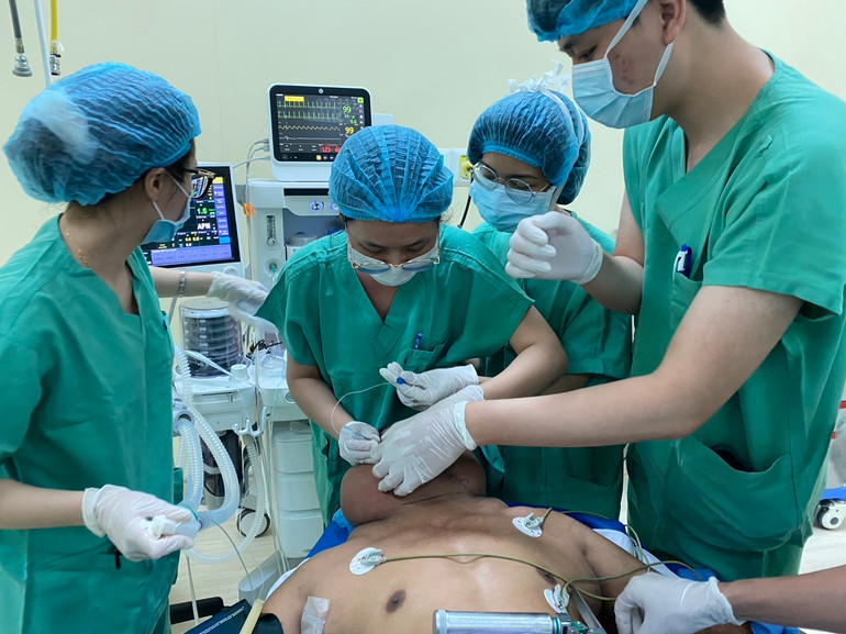 Ca mổ kéo dài hơn 7 giờ đồng hồ. (Ảnh: Bệnh viện 199 cung cấp)
