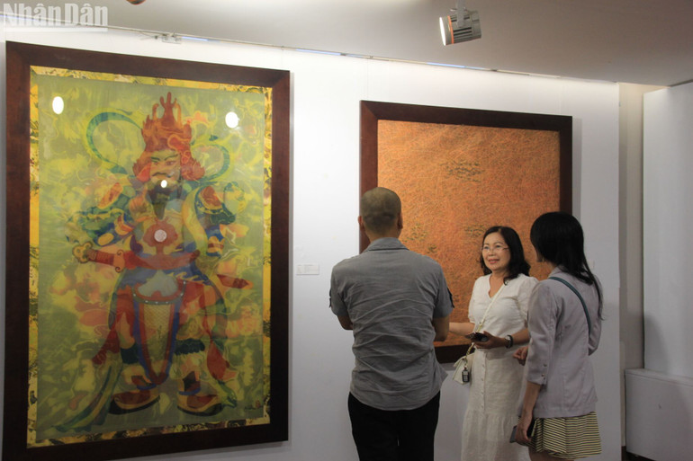Các tác phẩm trưng bày tại triển lãm "Sắc màu tháng Tư" thu hút giới yêu mỹ thuật