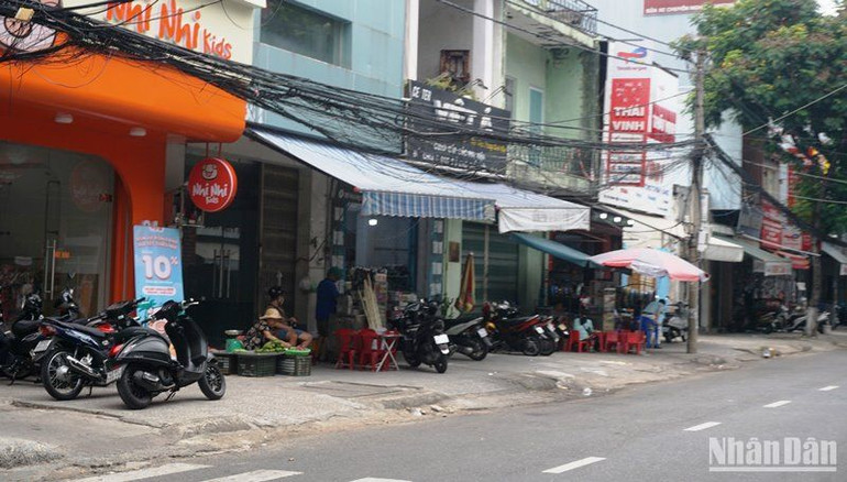 Đường Hoàng Diệu với chi chít "mạng nhện" dây diện trên toàn tuyến. (Ảnh: ANH ĐÀO)