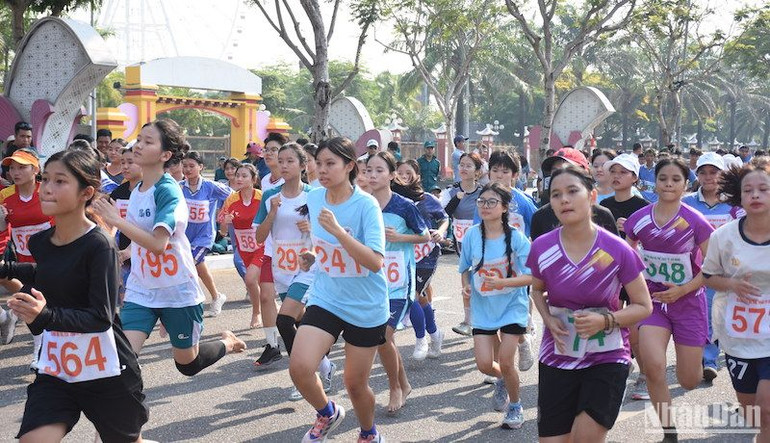 Các vận động viên khối trung học cơ sở, trong học phổ thông tranh tài. (Ảnh: ANH ĐÀO)