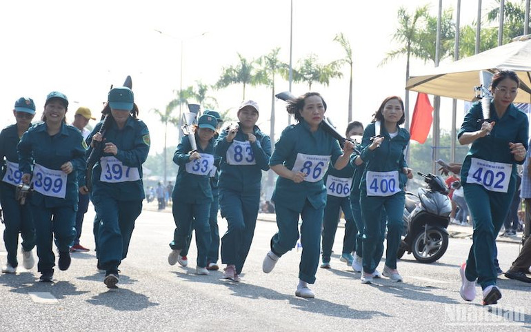 Giải Việt dã-chạy Vũ trang truyền thống Báo Đà Nẵng lần thứ 27 có gần 900 vận động viên tham gia tranh tài. (Ảnh: ANH ĐÀO)
