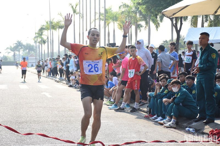 Giải Việt dã - chạy Vũ trang truyền thống Báo Đà Nẵng thu hút ngày càng nhiều vận động viên chuyên nghiệp tham gia tranh tài. Trong ảnh là vận động viên về đích ở nội dung nam 7km. (Ảnh: ANH ĐÀO)