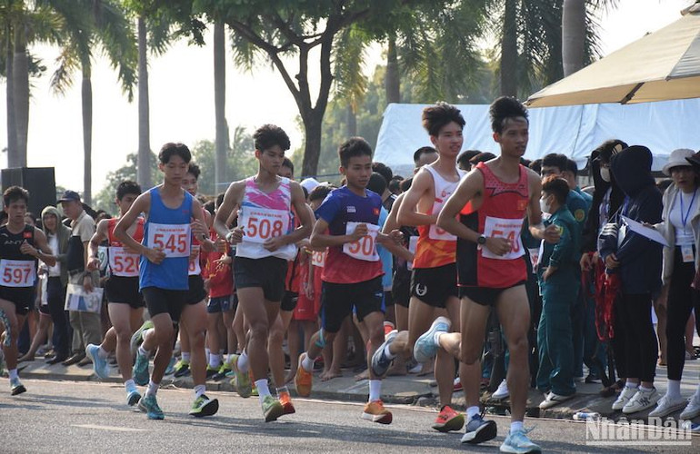 Các vận động viên tham gia tranh tài tại Giải Việt dã-chạy Vũ trang truyền thống Báo Đà Nẵng với tinh thần thể thao chuyên nghiệp. (Ảnh: ANH ĐÀO)
