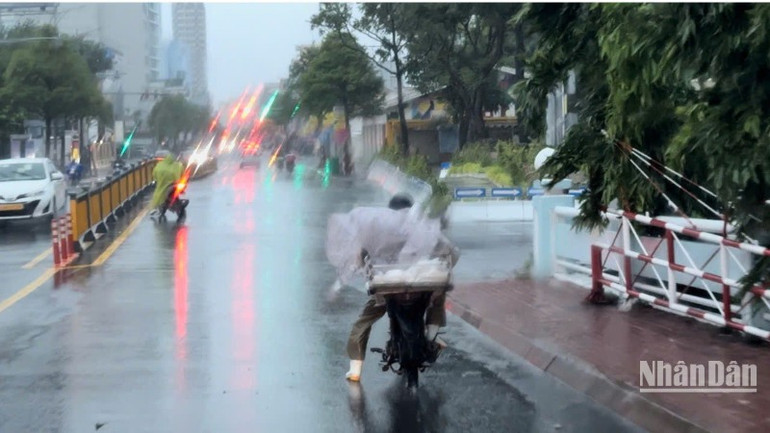 Người dân chật vật ra đường lúc sáng sớm. (Ảnh: ANH ĐÀO)