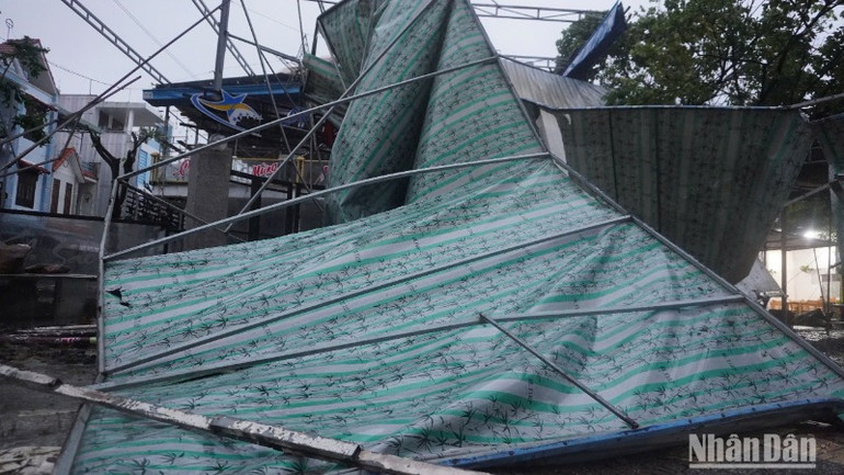 Nhiều bảng hiệu bị gió giật ngã đổ. (Ảnh: ANH ĐÀO)