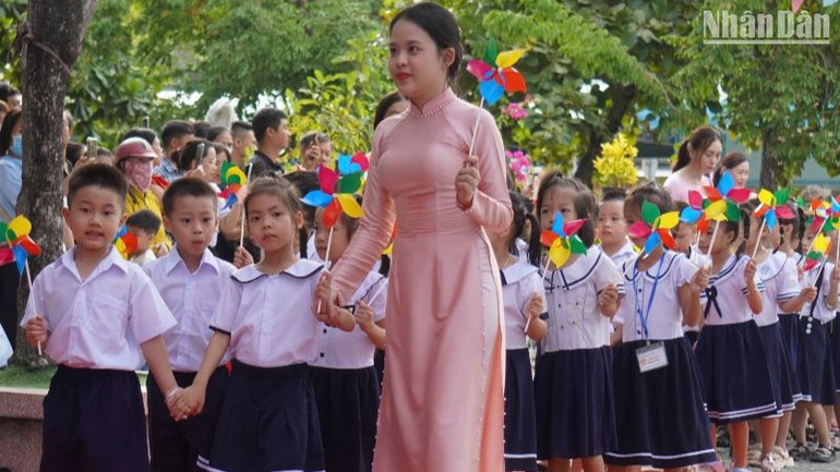 Cô trò Trường tiểu học Nguyễn Đức Cảnh, quận Liên Chiểu trong sáng khai giảng năm học mới 2024-2025. (Ảnh: ANH ĐÀO)