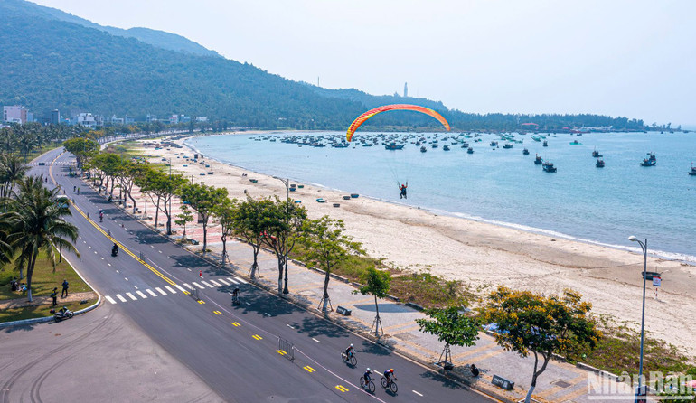 Các vận động viên tham gia tranh tài ở nội dung 90km đạp xe và 21,1km chạy bộ, qua những cung đường đẹp nhất của thành phố biển Đà Nẵng. (Ảnh: ANH ĐÀO)