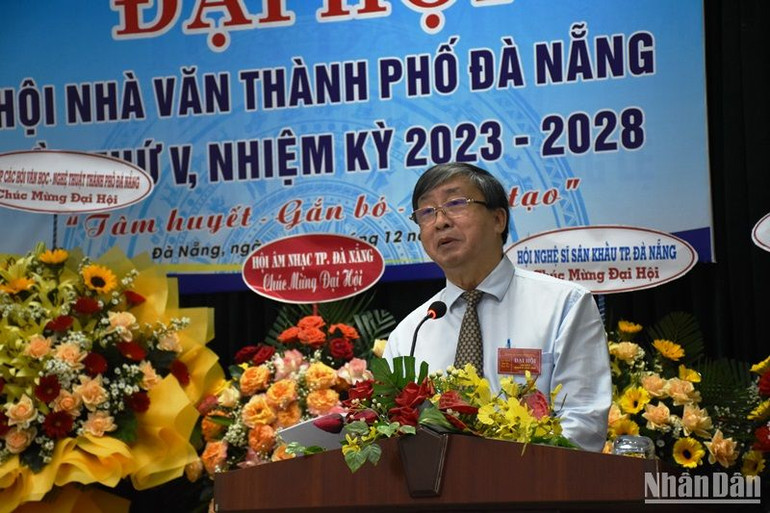 Chủ tịch Liên Hiệp các hội VHNT thành phố Đà Nẵng Bùi Văn Tiếng phát biểu tại Đại hội. (Ảnh: ANH ĐÀO)