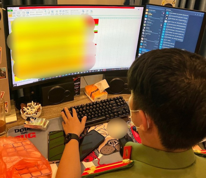 Công an thu thập tài liệu phạm pháp của nhóm đối tượng trên. (Ảnh Công an cung cấp)