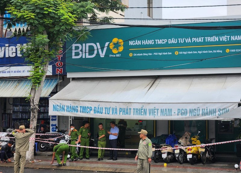 Công an phong tỏa hiện trường, điều tra vụ việc.