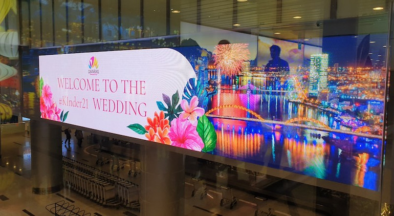 Màn hình LED tại khu vực nhập cảnh Sân bay quốc tế Đà Nẵng chào cô dâu, chú rể Ấn Độ. Màn hình LED tại khu vực nhập cảnh Sân bay quốc tế Đà Nẵng chào cô dâu, chú rể Ấn Độ.