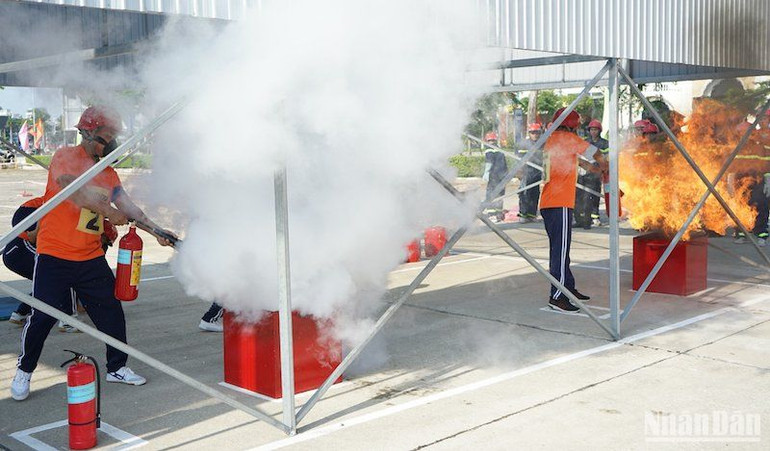 Các đội tham gia phần thi thực hành tình huống chữa cháy.