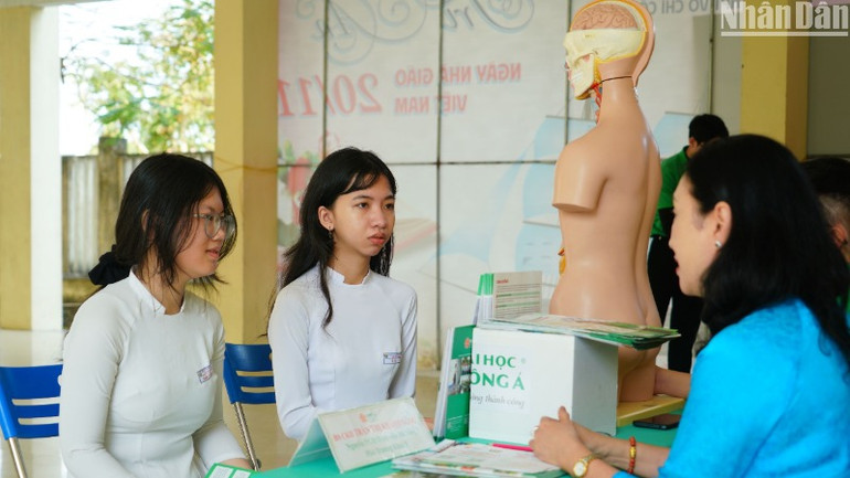 Các em học sinh Trường trung học phổ thông Võ Chí Công, Đà Nẵng tham vấn về sức khỏe học đường tại chương trình. (Ảnh: ANH ĐÀO)