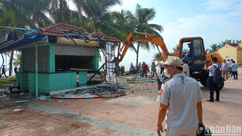 Trong buổi cưỡng chế sáng nay, các hộ kinh doanh đều vắng mặt, tuy nhiên các tài sản đã được di dời đi từ trước. (Ảnh: ANH ĐÀO)