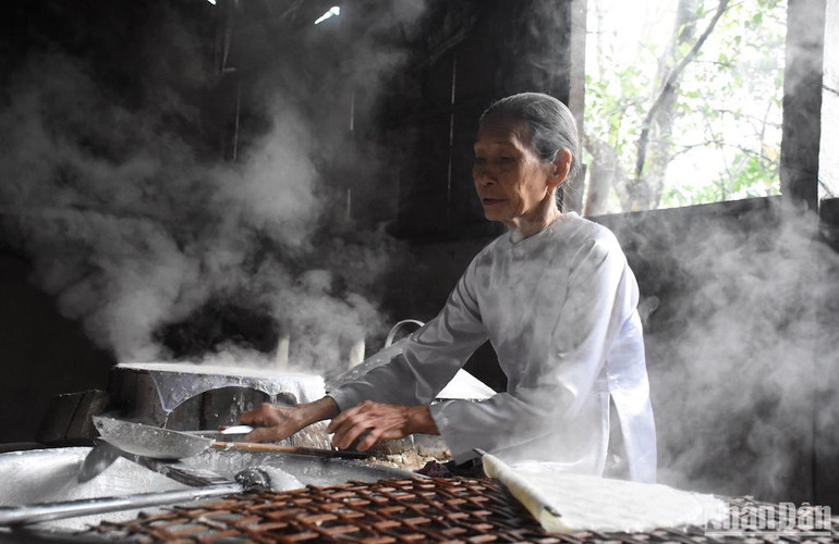 Nghệ nhân nghề làm bánh tráng Túy Loan Đặng Thị Túy Phong. Ảnh: ANH ĐÀO