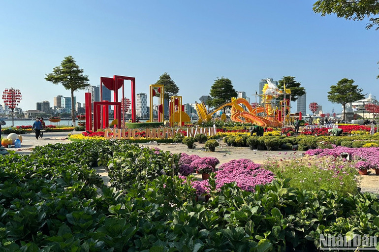 Thời tiết khá thuận lợi để đơn vị thi công chạy đua với thời gian, gấp rút hoàn thiện công trình. (Ảnh ANH ĐÀO)