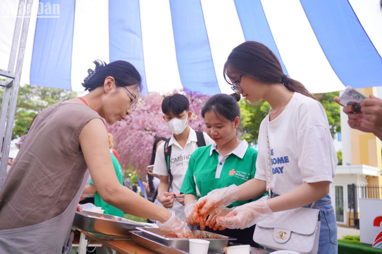 Trải nghiệm làm món kim chi Hàn Quốc. Trải nghiệm làm món kim chi Hàn Quốc.