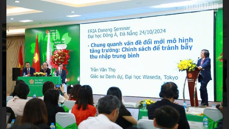 GS. Trần Văn Thọ trình bày tham luận tại hội thảo. (Ảnh: ANH ĐÀO)