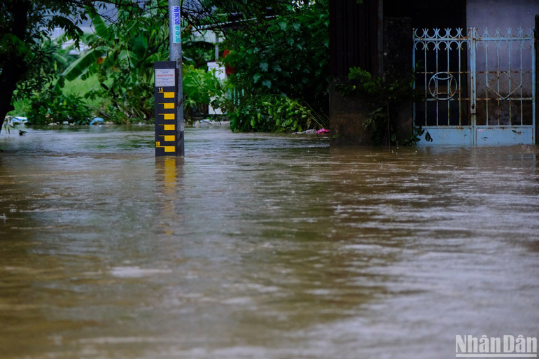Mưa lớn khiến nước tiếp tục dâng cao tại khu vực đường Mẹ Suốt sáng 17/10. Mưa lớn khiến nước tiếp tục dâng cao tại khu vực đường Mẹ Suốt sáng 17/10.