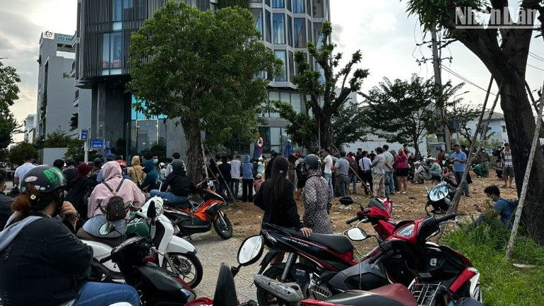 Hàng nghìn người bị hại tập trung tại trụ sở chính của Công ty GFDI tại Đà Nẵng ngày 8/11. (Ảnh: ANH ĐÀO)