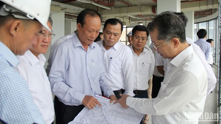 Ngay sau buổi làm việc, Bí thư thành ủy Đà Nẵng Nguyễn Văn Quảng đã đi kiểm tra thực tế tại Dự án Khu Công viên Phần mềm số 2. (Ảnh: ANH ĐÀO)