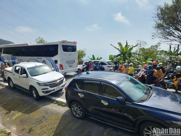 Cùng với các phương tiện ô-tô cá nhân, xe chở khách du lịch lên tham quan Di tích Quốc gia Hải Vân Quan, khiến đoạn đường lên đèo chen kín xe, ùn ứ cục bộ. (Ảnh: ANH ĐÀO) Cùng với các phương tiện ô-tô cá nhân, xe chở khách du lịch lên tham quan Di tích Quốc gia Hải Vân Quan, khiến đoạn đường lên đèo chen kín xe, ùn ứ cục bộ. (Ảnh: ANH ĐÀO)