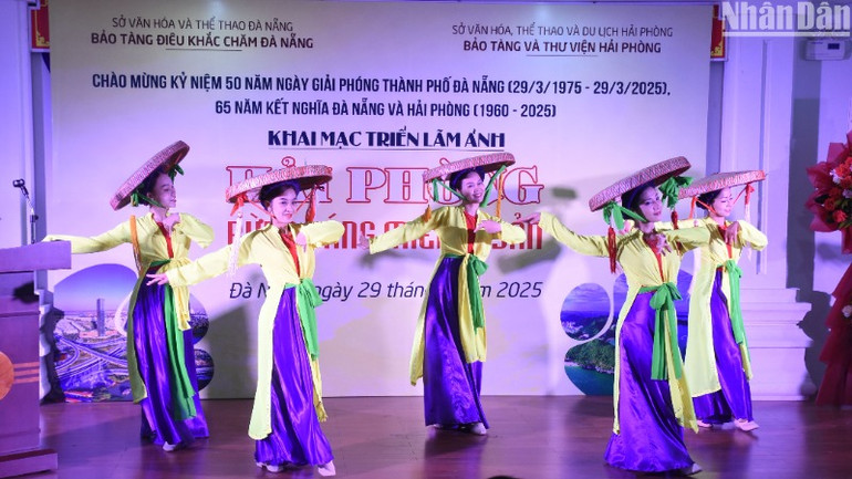 Chương trình nghệ thuật biểu diễn tại khai mạc triển lãm "Hải Phòng bừng sáng miền di sản” tại Đà Nẵng. (Ảnh: ANH ĐÀO)