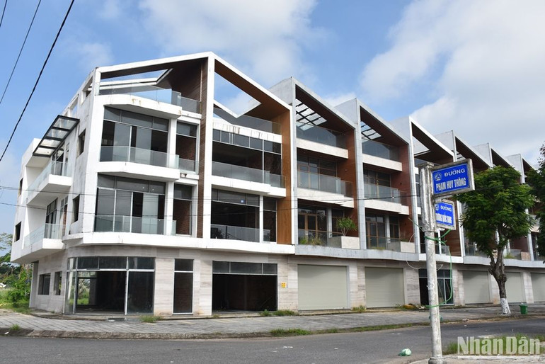 Theo ông Cao Đình Hải, Chủ tịch Ủy ban nhân dân phường Nại Hiên Đông (quận Sơn Trà), các căn shophouse bỏ hoang nhiều năm nay khiến việc quản lý của địa phương gặp khó. Nhiều kẻ gian lợi dụng khu vực này không có người trông coi để đến trộm cắp hay tập kết tài sản trộm cắp. Nhiều bãi rác tập kết chung quanh các khu shophouse thuộc dự án. (Ảnh: ANH ĐÀO)