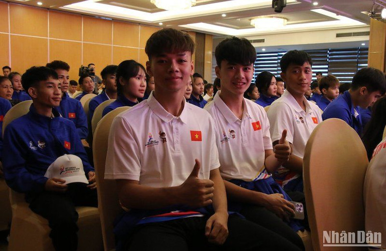 Các vận động viên học sinh Việt Nam tại Lễ xuất quân chiều 30/5. (Ảnh: ANH ĐÀO)