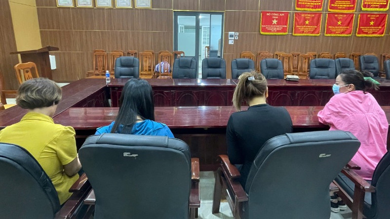 Các đối tượng liên quan trong vụ án tại cơ quan điều tra. (Ảnh: Công an cung cấp)