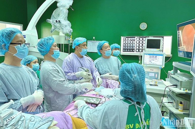 Bệnh viện Đà Nẵng không ngừng nâng cao trình độ chuyên môn, tiếp cận các kỹ thuật y học hiện đại vào khám, điều trị cho bệnh nhân. (Ảnh: ANH ĐÀO)