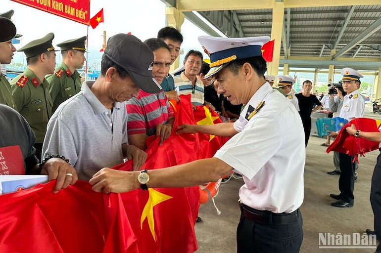 Hàng trăm lá cờ Tổ quốc đã được Vùng 3 Hải quân trao tặng ngư dân miền trung. (Ảnh ANH ĐÀO)