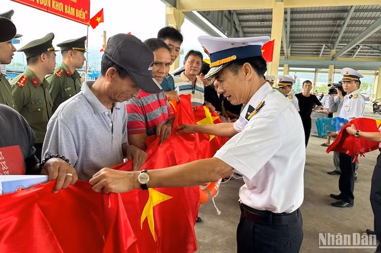 Hàng trăm lá cờ Tổ quốc đã được Vùng 3 Hải quân trao tặng ngư dân miền trung. (Ảnh ANH ĐÀO)