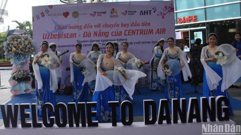 Chương trình nghệ thuật truyền thống biểu diễn phục vụ đoàn khách đầu tiên đến từ Tashkent (Uzbekistan). (Ảnh: ANH ĐÀO)