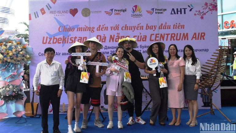 Lễ đón chuyến bay đầu tiên đến từ Tashkent (Uzbekistan) được Sở Du lịch thành phố Đà Nẵng phối hợp với các đơn vị liên quan tổ chức trang trọng cùng quà tặng cho những hành khách may mắn nhất chuyến bay. (Ảnh: ANH ĐÀO)