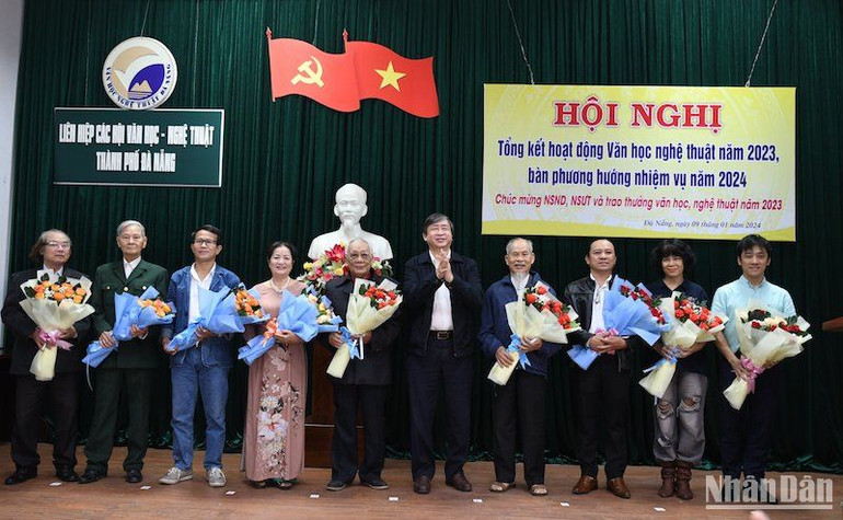 Chủ tịch Liên hiệp các Hội Văn học-Nghệ thuật thành phố Đà Nẵng Bùi Văn Tiếng tặng hoa chúc mừng các văn nghệ sĩ được phong tặng danh hiệu Nghệ sĩ ưu tú, Nghệ sĩ nhân dân. Chủ tịch Liên hiệp các Hội Văn học-Nghệ thuật thành phố Đà Nẵng Bùi Văn Tiếng tặng hoa chúc mừng các văn nghệ sĩ được phong tặng danh hiệu Nghệ sĩ ưu tú, Nghệ sĩ nhân dân.