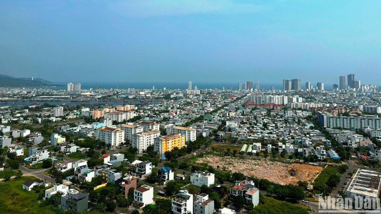 Hiện Đà Nẵng đang quản lý quỹ đất công chưa sử dụng gồm 350 khu đất lớn và gần 15.000 lô đất tái định cư. Trong ảnh là một góc quận Sơn Trà nhìn từ trên cao. (Ảnh: ANH ĐÀO)