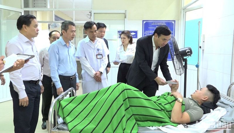 Chủ tịch UBND thành phố Đà Nẵng Lê Trung Chinh đã có mặt tại Trung tâm Y tế huyện Hòa Vang, trực tiếp thăm hỏi, động viên nạn nhân vụ tai nạn. (Ảnh: ANH ĐÀO)