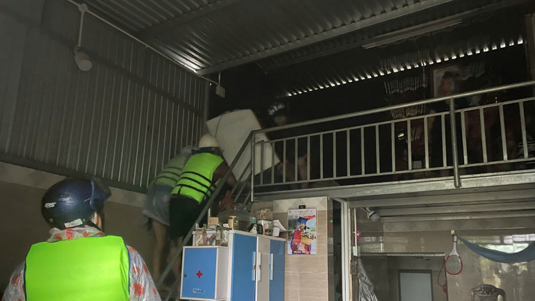 Từ trưa nay (5/11) đến trưa 7/11, tại các quận, huyện thuộc thành phố Đà Nẵng có mưa, mưa vừa, mưa to, có nơi mưa rất to và dông. Tổng lượng mưa tại thành phố phổ biến 100-250mm, có nơi trên 350mm. Khu vực ngập nặng tại đường Mẹ Suốt được chính quyền địa phương khuyến cáo di dời đến nơi tránh lũ an toàn. (Ảnh: CÔNG VINH)