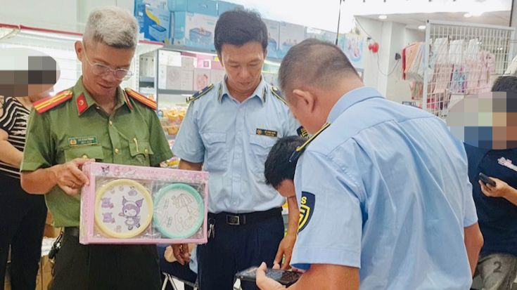 Các loại hàng hóa là đồ chơi trẻ em không có hoá đơn chứng từ, nguồn gốc xuất xứ. (Ảnh: Cục Quản lý thị trường thành phố Đà Nẵng)